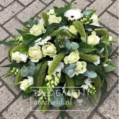 Wit arrangement van o.a. rozen en gerbera's in biedermeier vorm